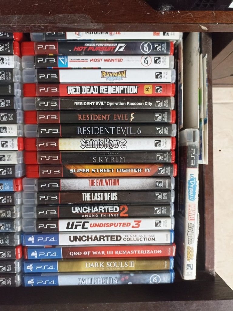 Juegos de PlayStation 3 y PlayStation 4 apilados.