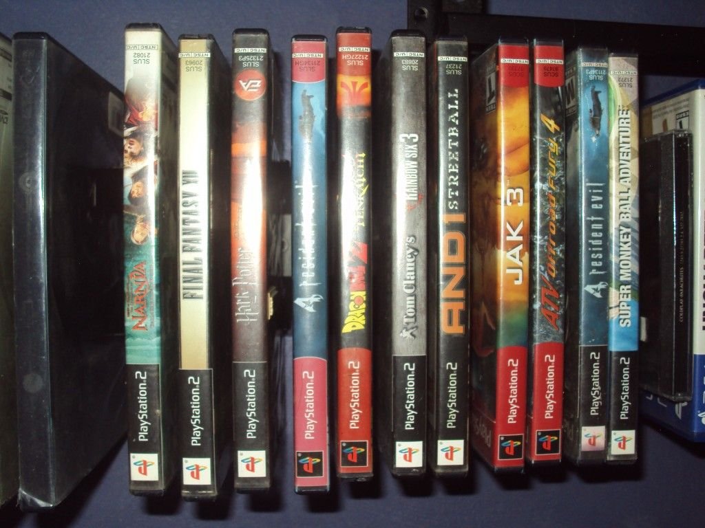 Lomos de juegos de PlayStation 2.