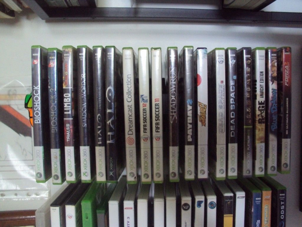 Juegos de Xbox 360 de pie en una repisa.